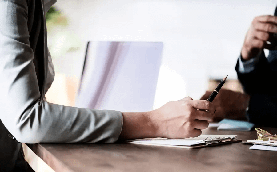 Diritto civile: avvocato riceve un cliente per contratto